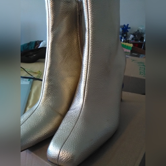 BNWOT GOLD HEELED BADASS BOOTS Ladies BY KATIE PERRY AMAZING HEEL SZ. 9.5 🔥🔥🔥 - Picture 2 of 9